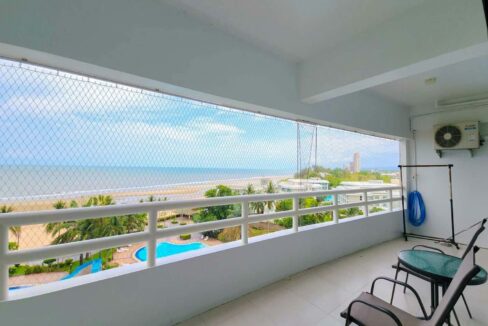 16 Large balcony with seaview