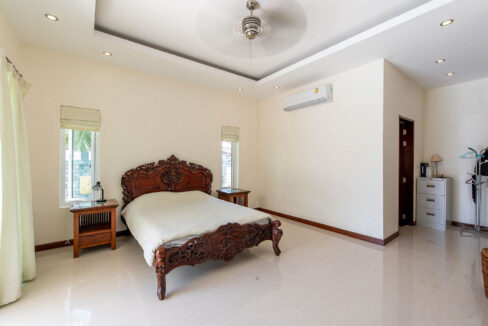 30 Spacious master bedroom