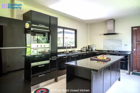 25-Fully-fitted-closed-kitchen.jpg