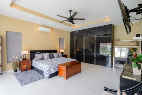 30 Spacious master bedroom