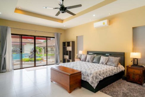 31 Spacious master bedroom