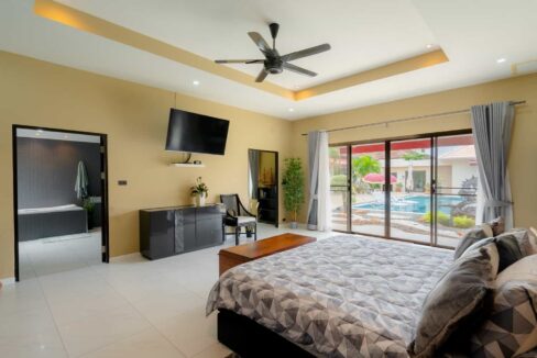 32 Spacious master bedroom