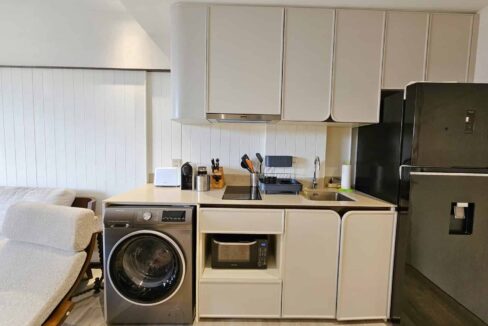 25 Fully fitted kitchenette