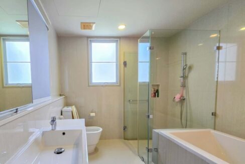 35 Ensuite master bathroom