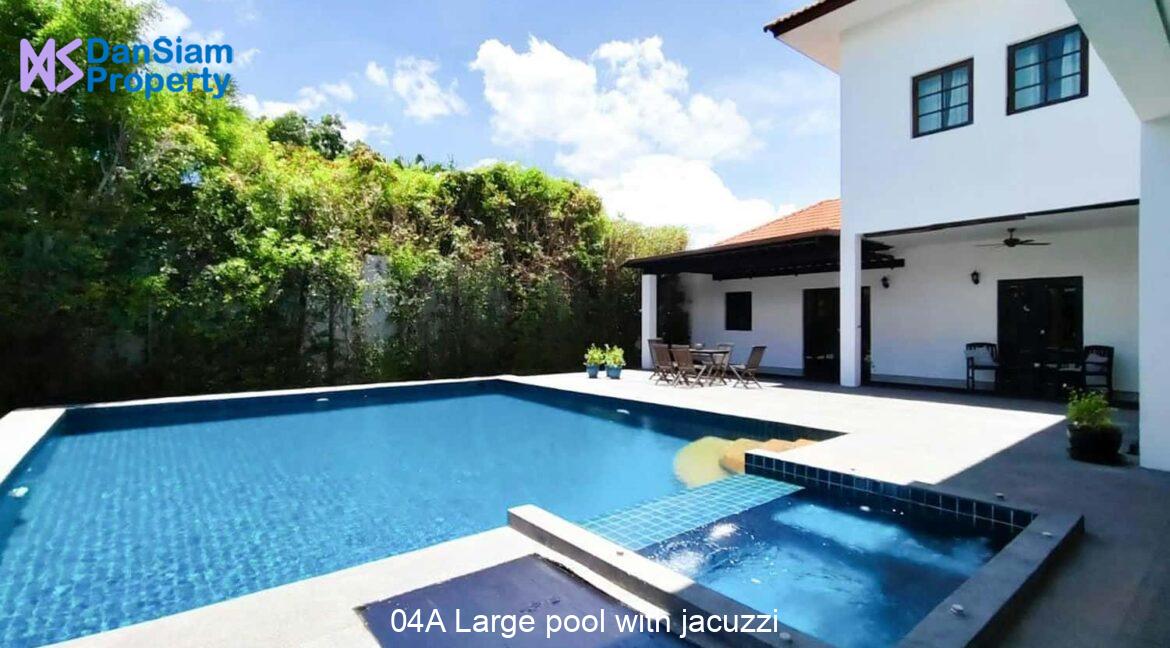 04A Large pool with jacuzzi