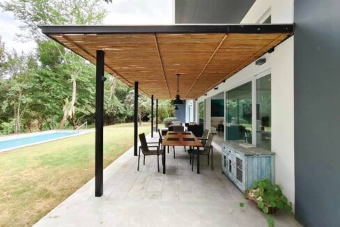 17 Large covered terrace