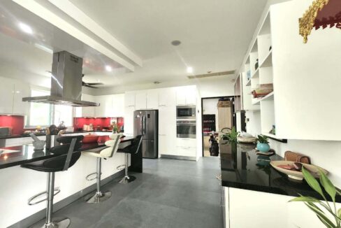 25 Fully fitted EU-style kitchen