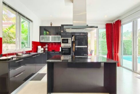 25 Fully fitted EU-style kitchen