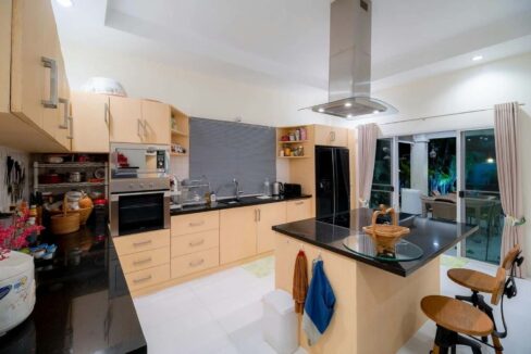 25 Fully fitted EU-style kitchen