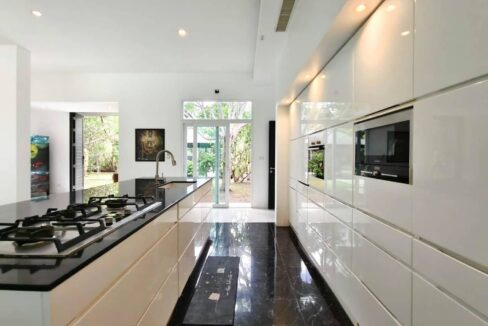 25 Fully fitted ultra modern kitchen