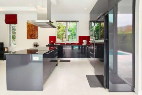 26 Fully fitted EU-style kitchen