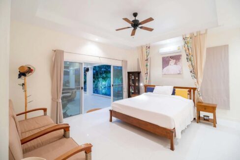 30 Spacious master bedroom