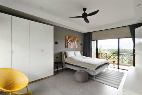 30 Spacious master bedroom