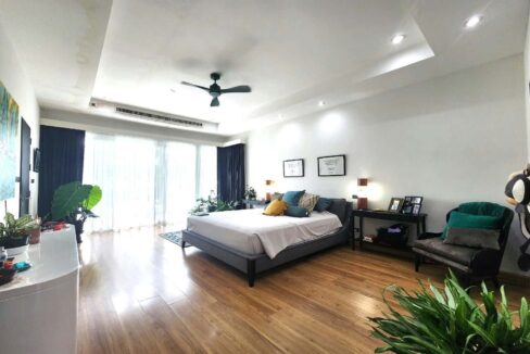 30 Spacious master bedroom