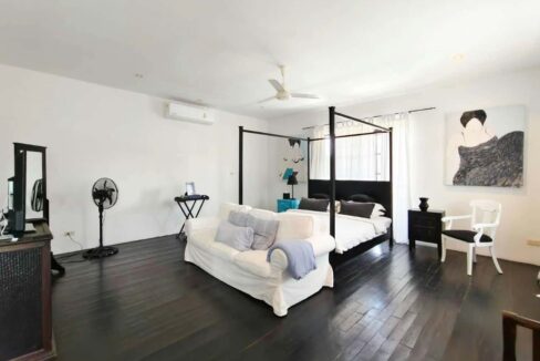 30 Spacious master bedroom