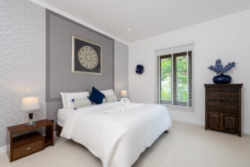 30 Spacious master bedroom