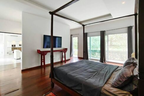 31 Spacious master bedroom