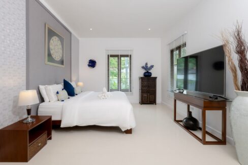 31 Spacious master bedroom