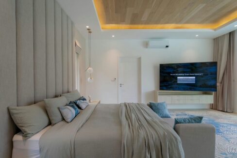 31 Spacious master bedroom