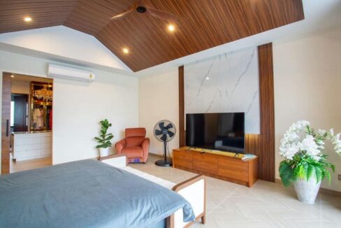 33 Spacious master bedroom