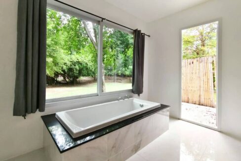 37 Ensuite master bathroom