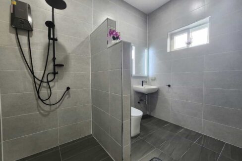 45 Ensuite bathroom#2