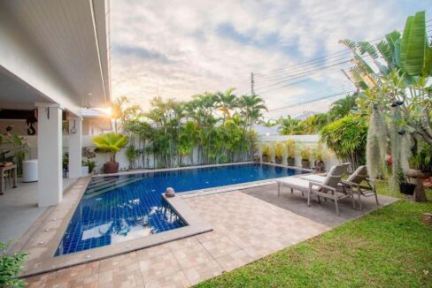 4A Large pool with jacuzzi