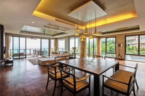 10 Spacious living-dining lounge