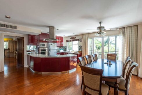 20 Dining area next to kitchen