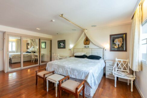 30 Spacious master bedroom