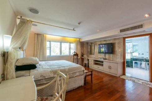 32 Spacious master bedroom