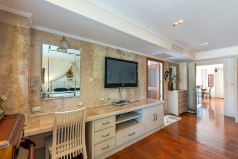 33 Spacious master bathroom