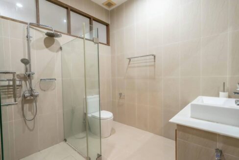 55 Ensuite bathroom#3